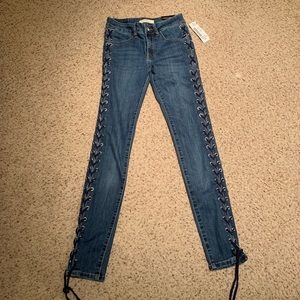 Jeans with lace up side